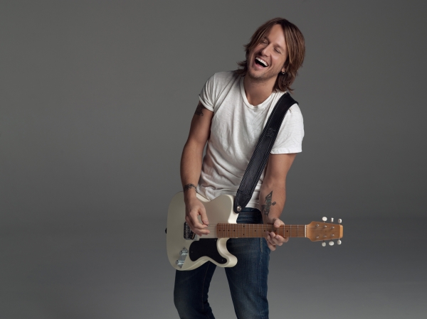 Keith-Urban-laughing-with-guitar