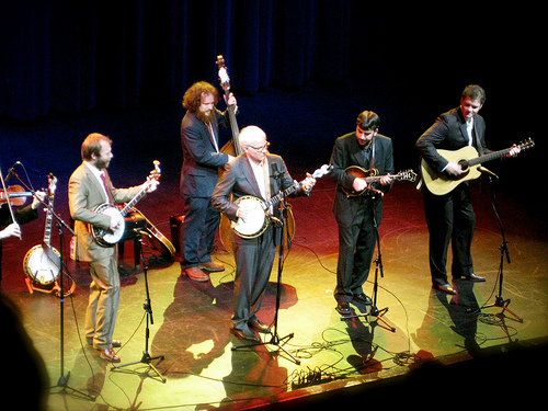 Steve-Martin-and-Steep-Canyon-Rangers-on-stage