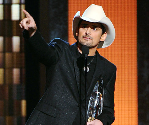 Brad-Paisley-2010-CMA-Entertainer-win