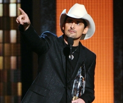 Brad-Paisley-2010-CMA-Entertainer-win