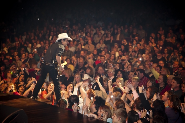 Brad-Paisley-10-year-Opry-celebration-on-stage