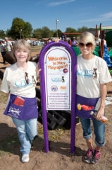 Carrie_Underwood_w:_mom_Builds_Park.jpg
