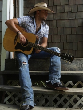 Jason_Aldean_Guitar_2011.jpg