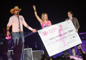 Jason_Aldean_KomenForCure_Check.jpg