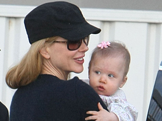 Nicole-Kidman--Holding-Sunday-Rose