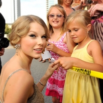 Taylor-Swift-with-kids