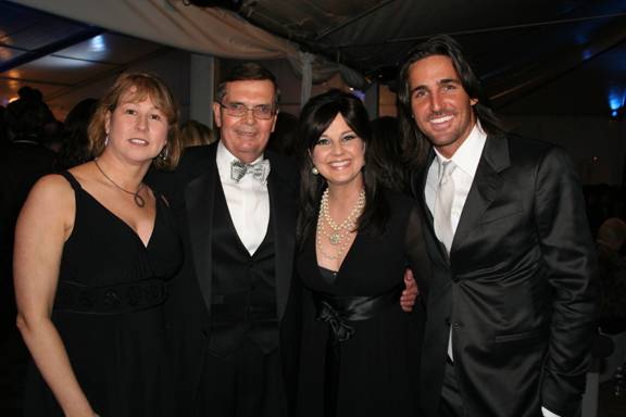 Nan Kelley & Jake Owen Take A Break From Taping Top 20 Countdown