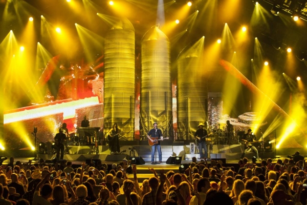 Blake_Shelton_Ten_Times_Crazier_Tour_2013