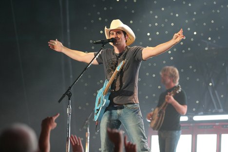Brad-Paisley-on-stage