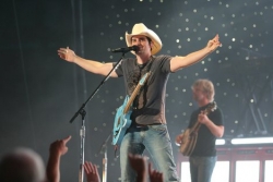 Brad-Paisley-on-stage