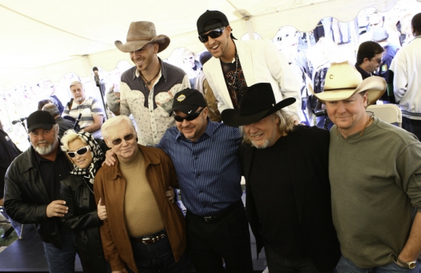Stars Turn Out To Promote Country Crossing Development