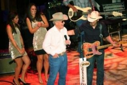 Bob Schieffer with Brad Paisley on the Opry stage. Photo courtesy of The Tennessean. Bob Schieffer with Brad Paisley on the Opry stage. Photo courtesy of The Tennessean.