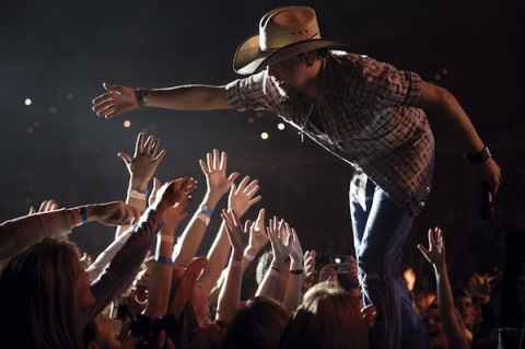 Jason-Aldean-with-fans-2011