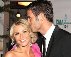 Chuck Wicks kisses Julianne Hough at 2008 CMA Awards