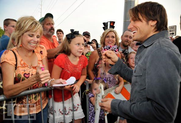keith-urban-signs-autographs-2009-cmt-awards