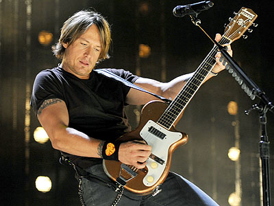 Keith-Urban-Plays-Guitar-09