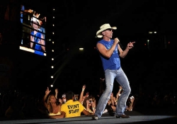 Kenny-Chesney-onstage Kenny-Chesney-onstage
