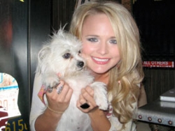 miranda-lambert-with-dog miranda-lambert-with-dog