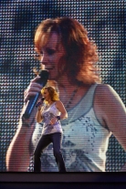 reba-mcentire-on-stage