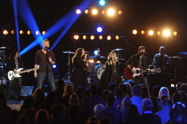 Stevie_Nicks_Lady_Antebellum_Crossroads_2013