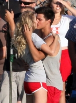 taylor-swift-taylor-lautner-kiss